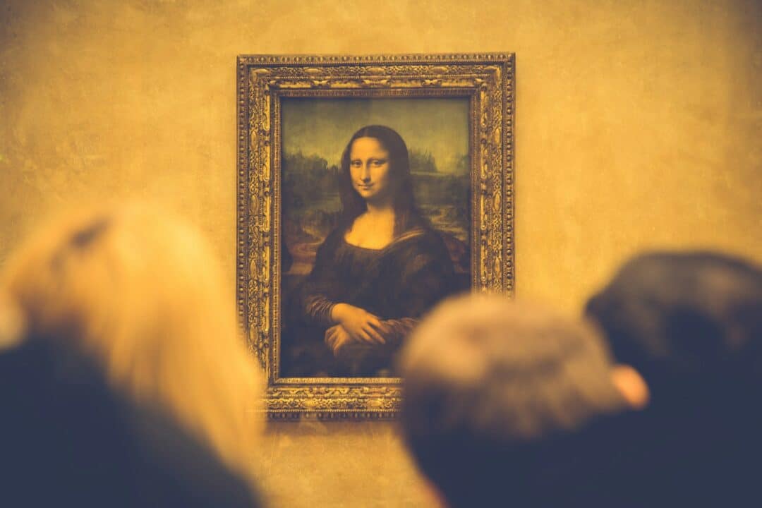 An audience gathers around the Mona Lisa painting.