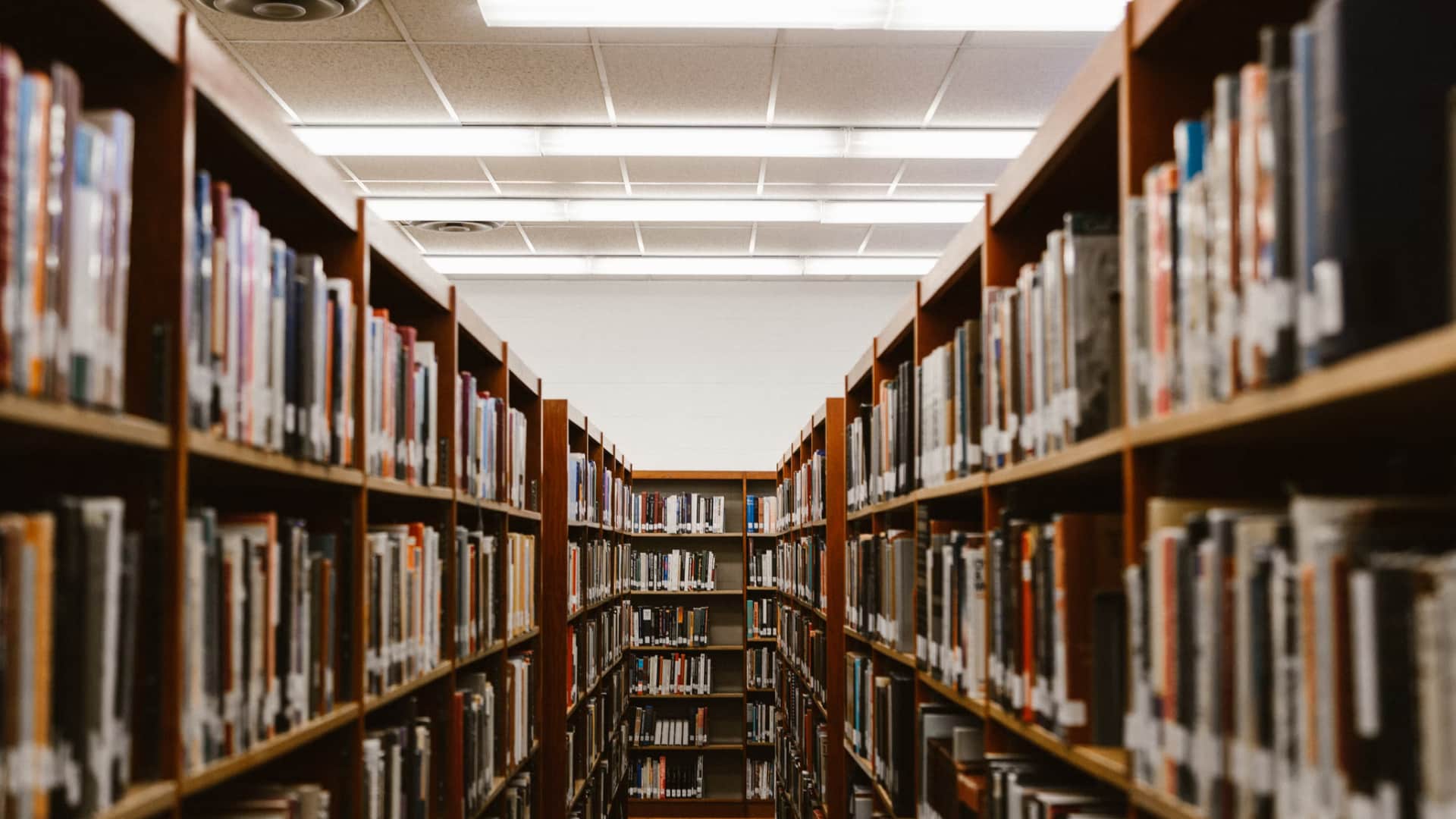 A photo of a college library for students.